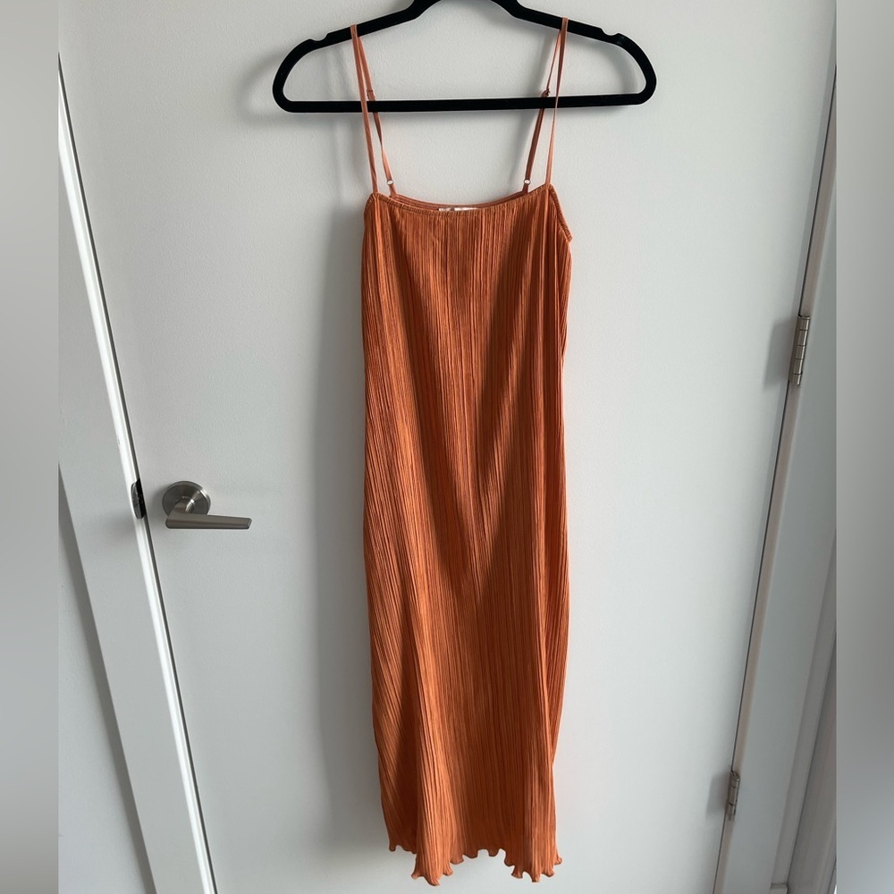 Madewell The Goldie Dress in Plissé Pleated Orange - Picture 2 of 6